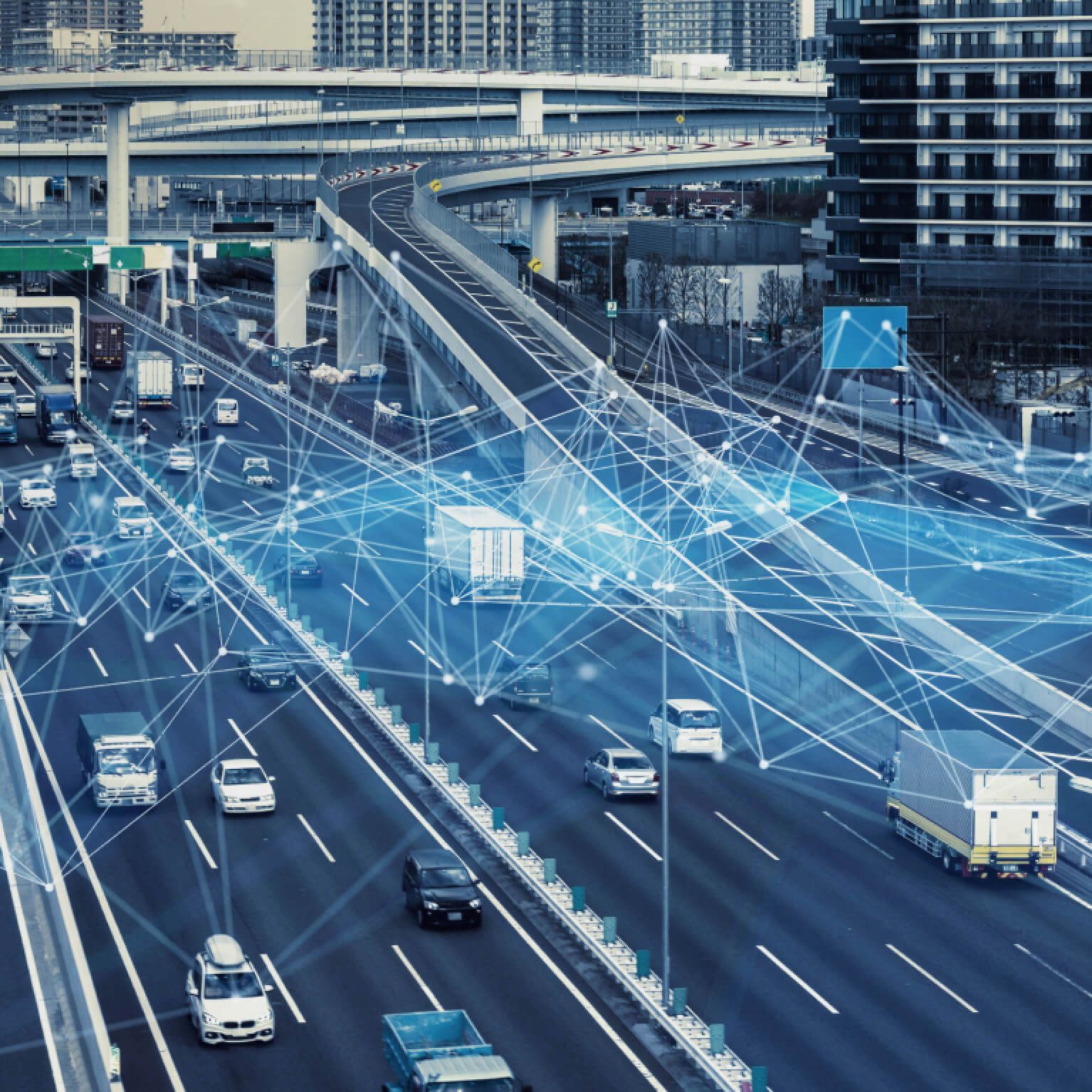 Escena de autopista conectada que representa las soluciones Kia PBV impulsadas por el sistema operativo Android Automotive, actualizaciones OTA e integración del sistema de gestión de flotas basado en OEM.